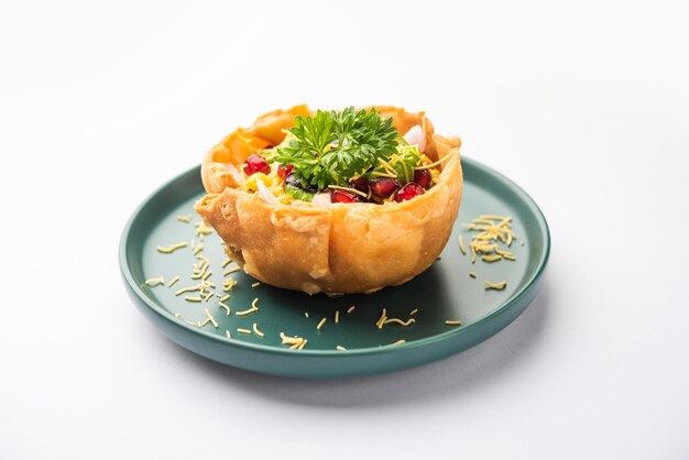 Photo aloo tokri chaat or potato basket stuffed chat or katori chat