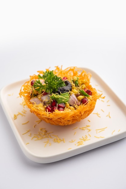 Aloo Tokri Chaat или Potato Basket наполненный чат или чат катори