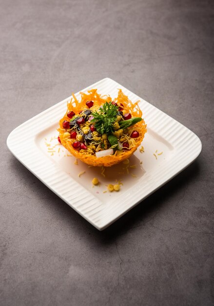 Aloo Tokri Chaat 또는 Potato Basket 박제 채팅 또는 카토리 채팅