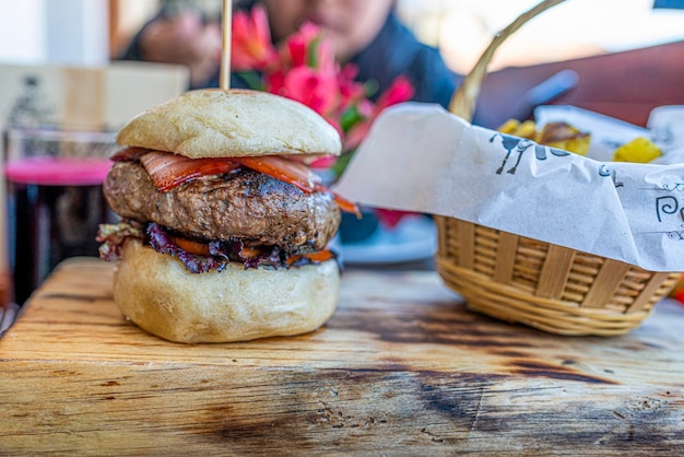 Foto alpaca hamburger met frietjes