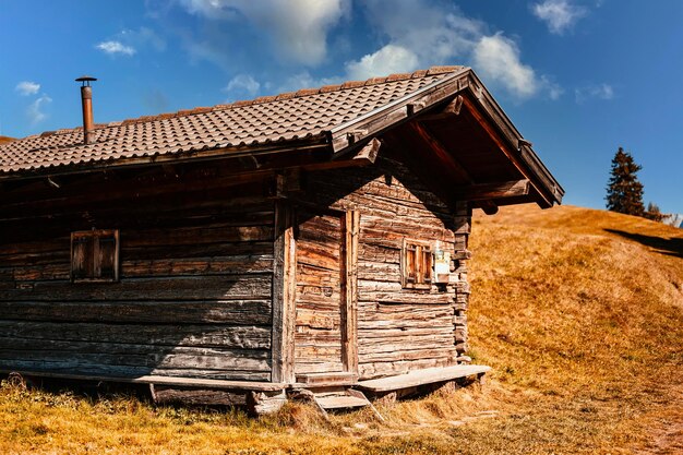 Alpe di Siusi Seiser Alm Langkofel berggroep landschap van Alpine rode herfst Alpe di Siusi wandelen natuurlandschap in de Dolomieten houten chalets in de Dolomieten Trentino Alto Adige