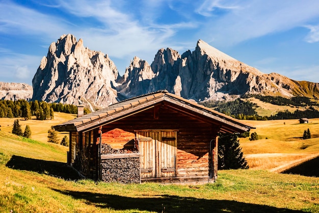 Alpe di Siusi Seiser Alm Langkofel 산악 그룹의 알파인 붉은 가을 풍경 Alpe di Siusi 하이킹 자연 풍경 Dolomites의 목조 샬레 Trentino Alto Adige