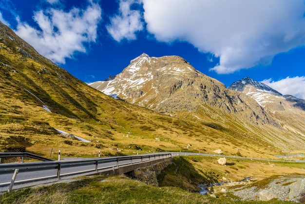 Alpen bergen met sneeuw Bivio Albula Graubuenden Zwitserland