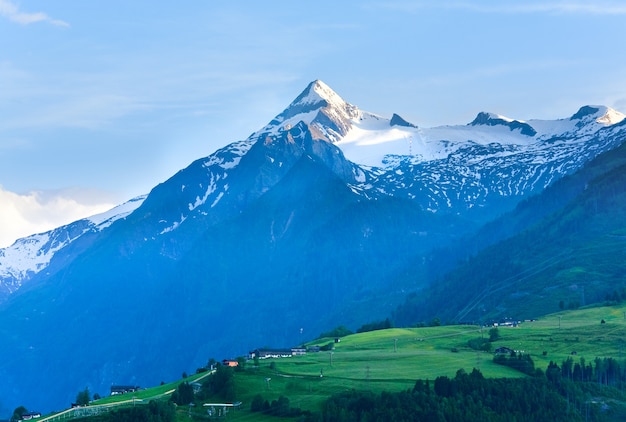 Alpen bergen rustige zomer uitzicht