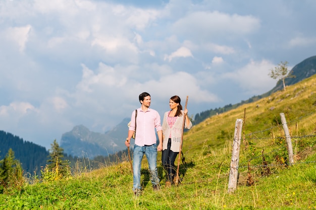 Alpen - Paar wandelen in de Beierse bergen