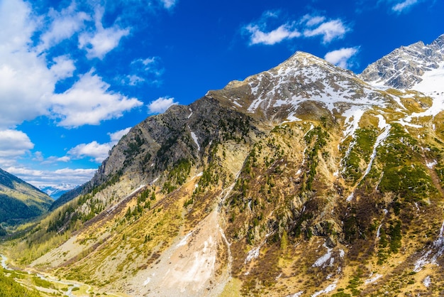 Alpenbergen bedekt met sneeuw Fluelapass Zernez Graubuende
