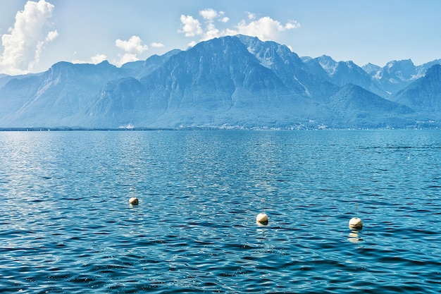 Alpenbergen en het meer van Genève van Montreux, Zwitserse Rivièra