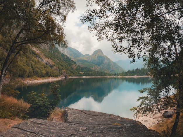 Alpenpanorama met turkoois meer