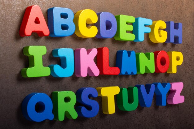 Foto lettere in legno dell'alfabeto abc per il concetto di educazione precoce