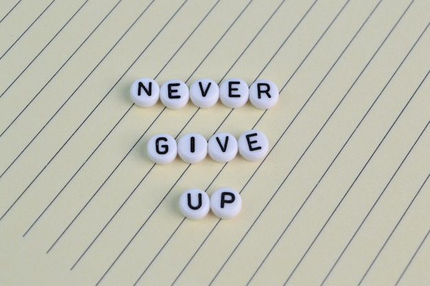 NEVER GIVE UP 텍스트가 있는 알파벳 구슬