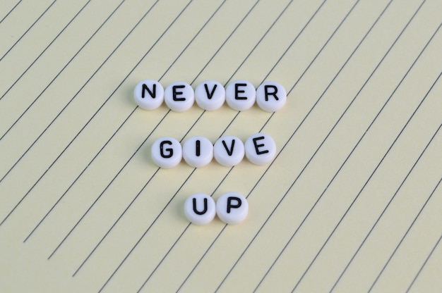 사진 never give up 텍스트가 있는 알파벳 구슬