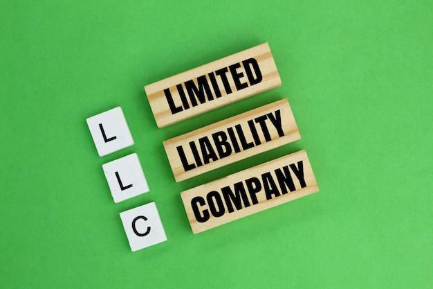 アルファベット文字 LLC または Limited Liability Company という単語