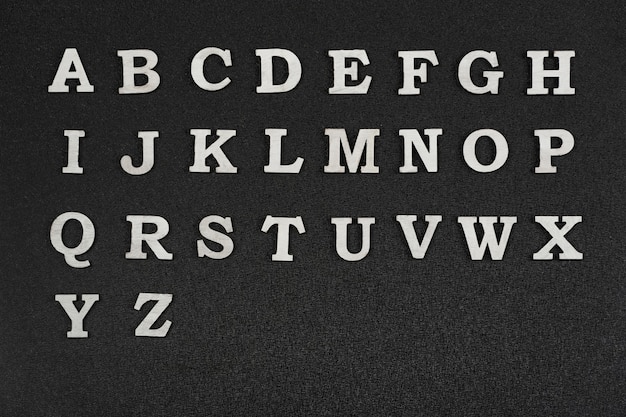 黒の背景にアルファベット文字。アルファベット順のAZの文字。