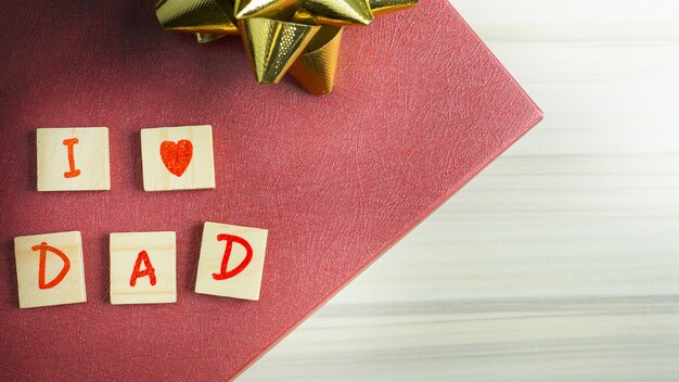 Alfabeto sul piccolo piatto sul tavolo di legno per la festa del papà