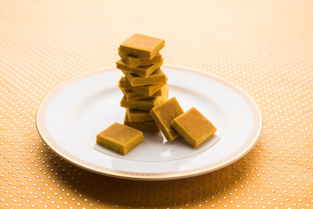 Alphonso Mango Burfi 또는 Hapus Amba Vadi는 접시에 제공되며 선택적 초점