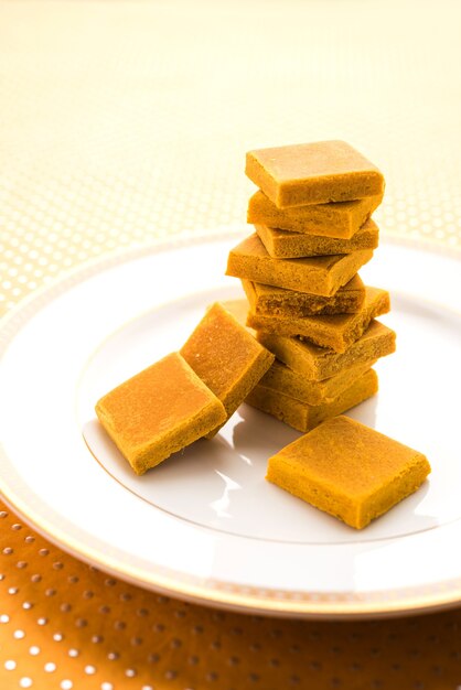 Alphonso Mango Burfi 또는 Hapus Amba Vadi는 접시에 제공되며 선택적 초점