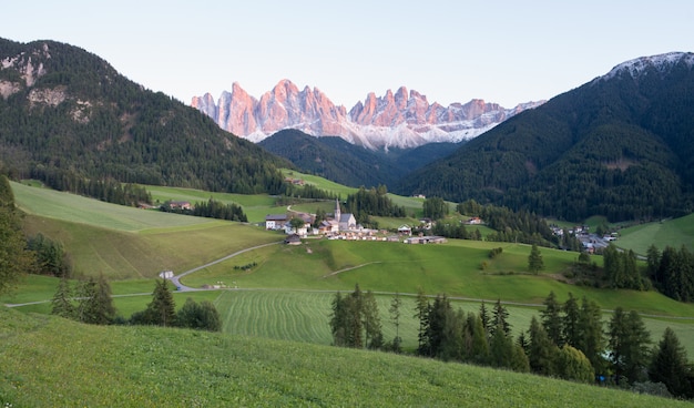 Foto alpien dorp met dolomietbergen op achtergrond