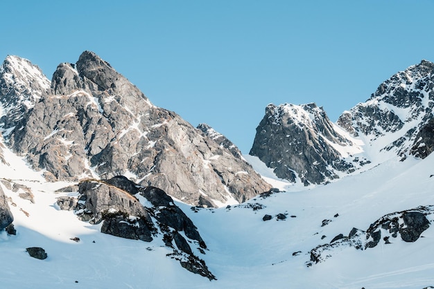 Alpine bergen landschap met witte sneeuw en blauwe lucht Zonsondergang winter in de natuur Frosty bomen onder warm zonlicht Prachtig winters landschap Hoge Tatra Slowakije