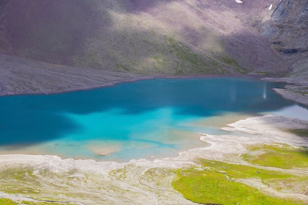 Alpine bergmeerlandschap, kleurrijk natuurzicht, georgisch meer, reisbestemming, wandelplaats.