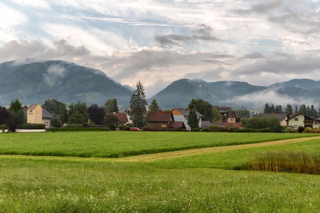 Alpine dorp tussen de bergen