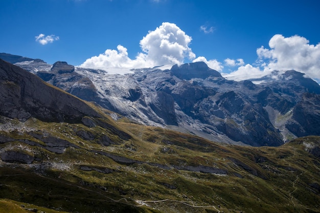 Alpine gletsjers en bergen landschap in franse alpen
