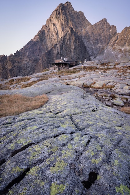 Alpine hut gelegen onder een rotsachtige piek tijdens de vroege ochtend verticale opname Slowakije Europa