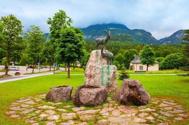 Foto alpine ibex monument in schonau am konigssee stad in beieren duitsland