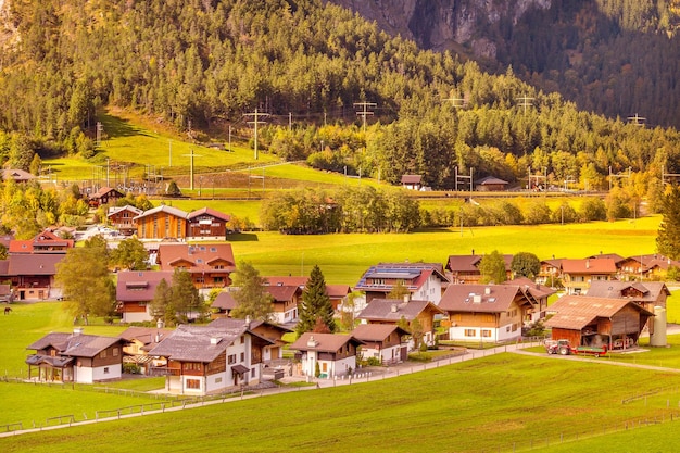 Foto veduta aerea del villaggio alpino di kandersteg, in svizzera