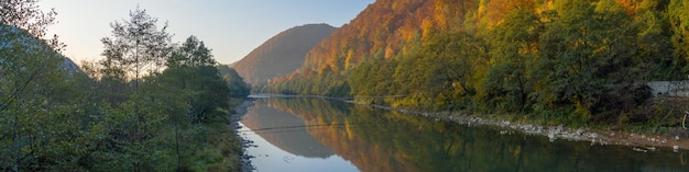 高山湖。秋の山の風景。ドローンビュー。