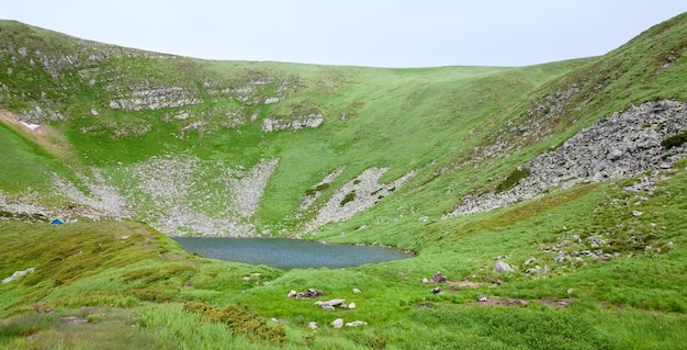 Альпийское озеро Бребенекуль на летнем горном ущелье (Украина, хребет Черногора, Карпаты)