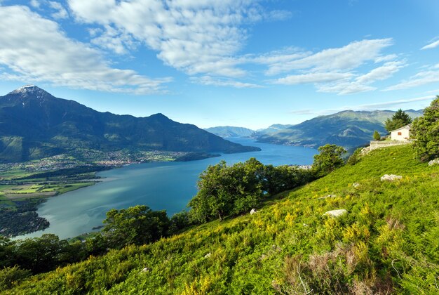 Alpine lago di como estate vista dalla cima della montagna (italia)