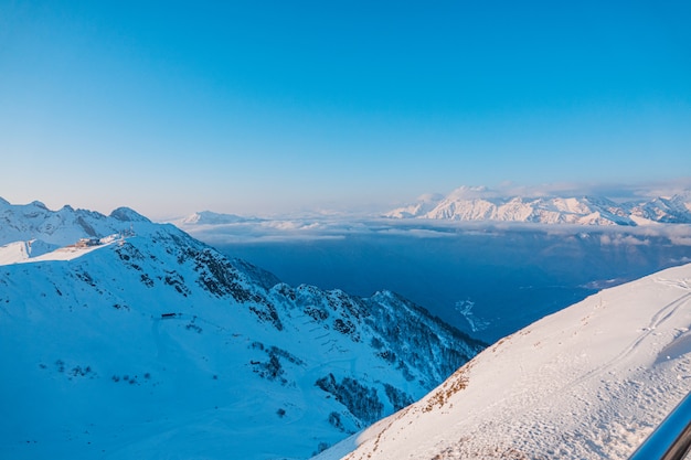 雪の高山の風景に覆われた山々と青い空