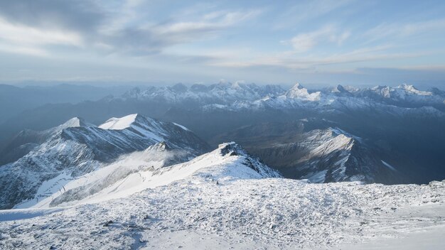 Photo alpine landscape with hut surrounded by big peaks covered by snow and ice austrian alps europe