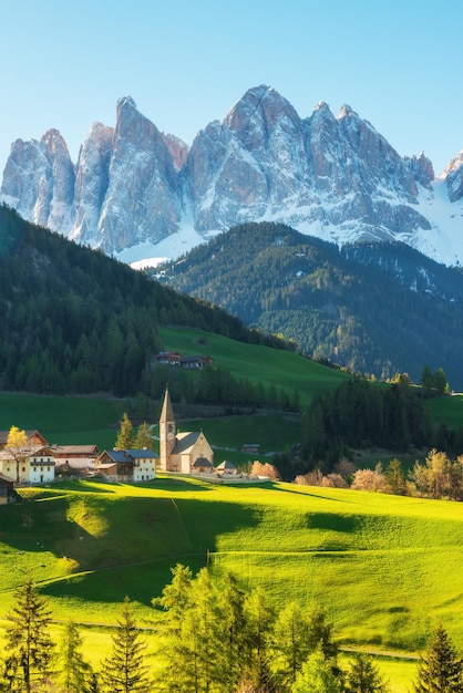 Photo alpine landscape with santa maddalena village against the geisler mountains covered with snow at