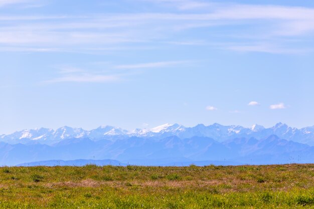 SeiserAlmの高原にある高山の牧草地と雪のあるドロミテ山脈の景色