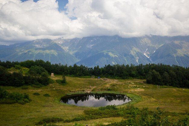 高山の牧草地と山の湖