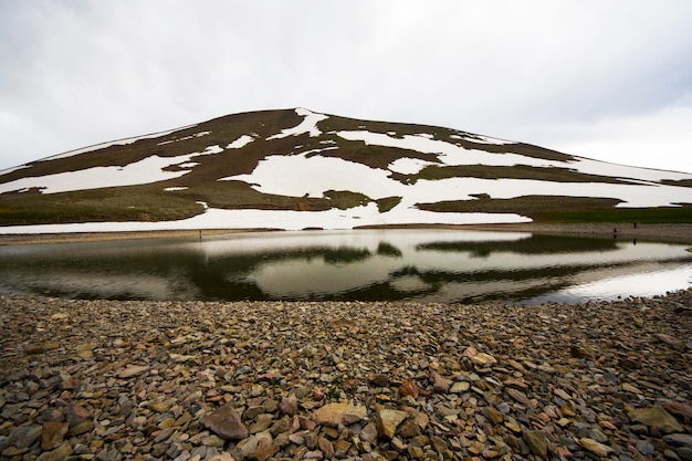 写真 アルプス山脈の湖の風景と景色 雪と雲 ジャヴァケティ ジョージア