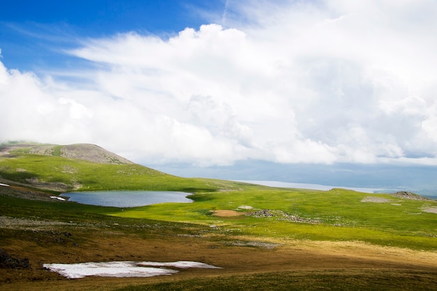 Paesaggio alpino del lago di montagna, vista natura colorata