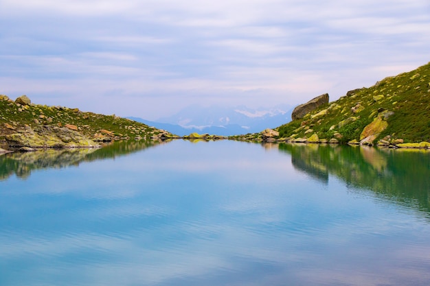 Foto paesaggio alpino del lago di montagna, vista natura colorata