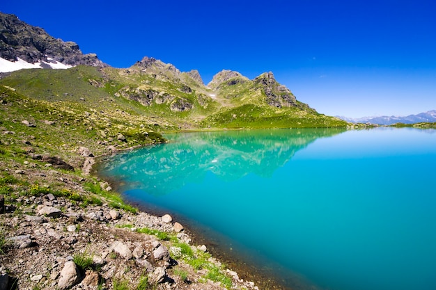 Альпийский горный пейзаж озера и вид, синяя красивая и удивительная панорама озера