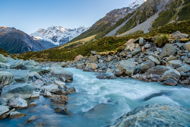 Fiume alpino della montagna che scorre fuori dal lago nella valle di hooker