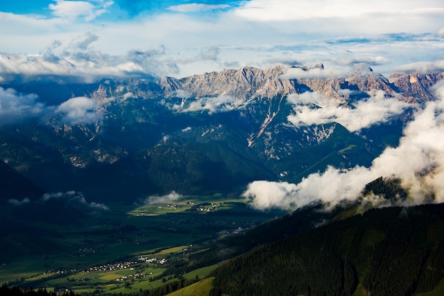 Foto paesaggio alpino delle montagne del tirolo