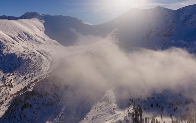 Paesaggio alpino con neve bianca e cielo blu alberi gelidi sotto la calda luce del sole meraviglioso paesaggio invernale avventura sport invernale alti tatra slovacchia paesaggio
