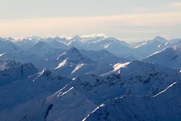 アルプス・パノラマ 雪に覆われた山々を天空から眺める