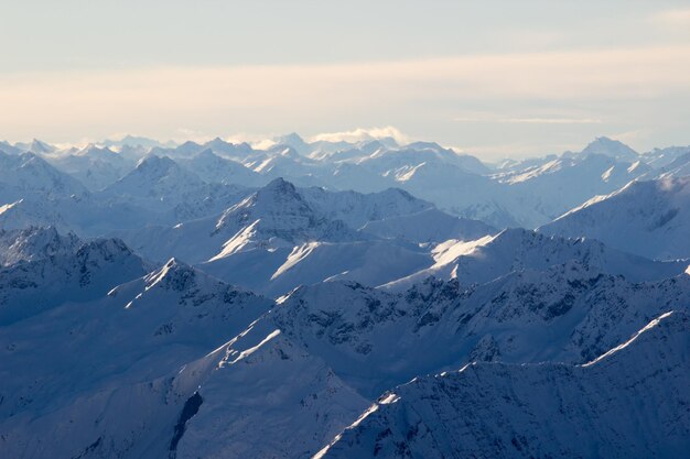 Alpine panorama schilderachtig uitzicht op besneeuwde bergen tegen de lucht