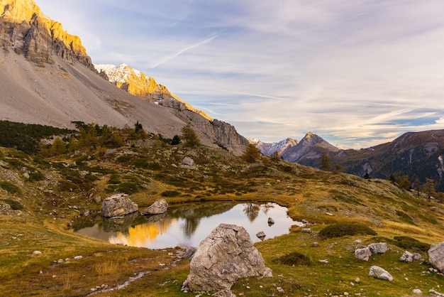 Alpine rotsachtige bergen