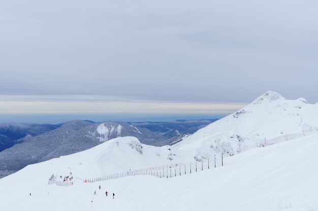 Alpine skiresort in Krasnodar Krai, Rusland, gelegen aan de Aibga Ridge van de westelijke Kaukasus langs het Roza Khutor-plateau in de buurt van Krasnaya Polyana.