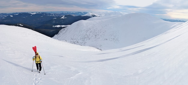 Foto alpine touring skiër wandelen in de winter bergen. karpaten, oekraïne.