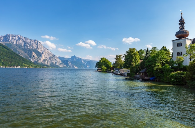 Alpine Traunsee meer zomer uitzicht met middeleeuwse Ort Landschloss toren aan de rechterkant (Gmunden, Oostenrijk)