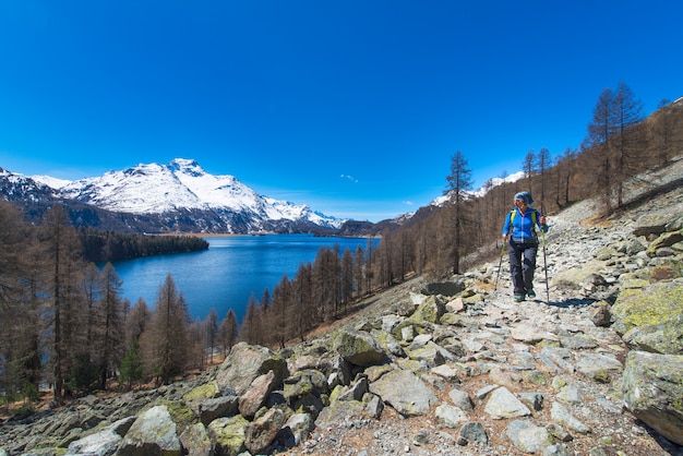 스위스 알프스에서 고산 트레킹 소녀는 큰 호수로 하이킹